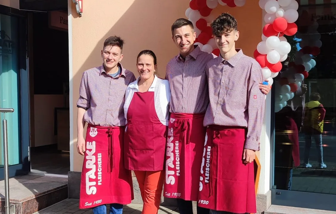 Familie Starke vor der Fleischerei