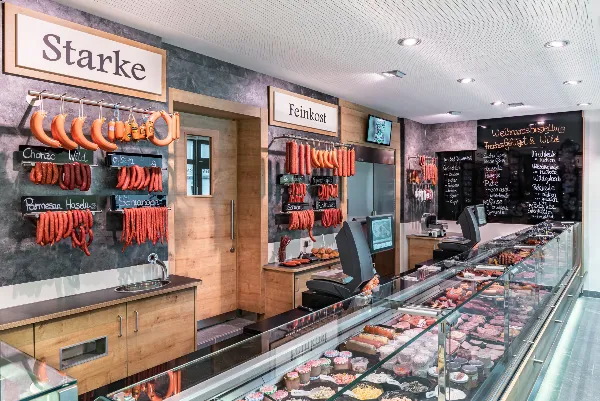 Fleischerei Starke in Dresden Laubegast, Ladenfront mit Schriftzug Feinkost Fleischerei seit 1930