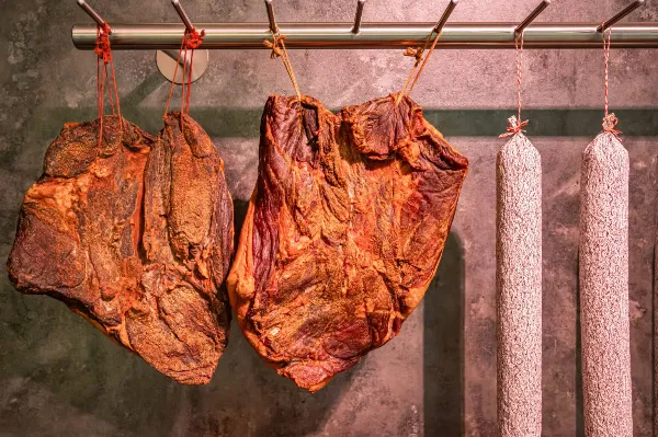 Luftgetrockneter Rohschinken und Salami in der Reifung