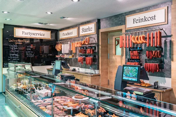 Wurstwände Fleischerei und Starke mit Rohschinken, Salami und Knackern