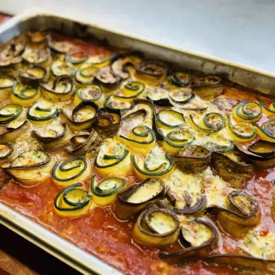 Partyservice Dresden: Überbackene Zucchini-Auberginen-Röllchen in Tomatensoße