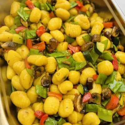 Partyservice Dresden: Gnocchi-Pfanne mit Paprika, Zucchini und Champignons