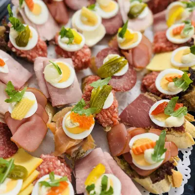 Partyservice Dresden: Kanapees mit Ei, Schinken, Salami und Gewürzgurke