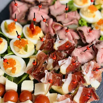 Partyservice Dresden: Gefüllte Eier mit Kaviar, Roastbeef und Mozzarella-Tomaten-Spieße