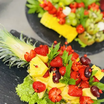 Partyservice Dresden: Obstplatte mit Ananas, Erdbeeren und Weintrauben