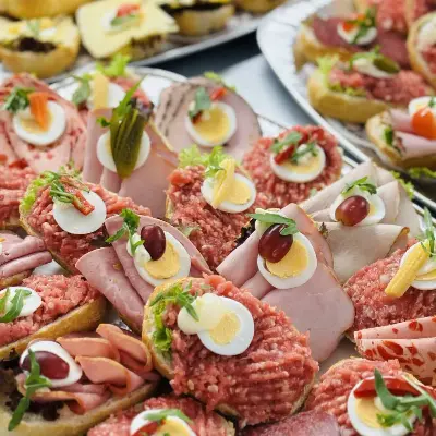 Partyservice Dresden: Belegte Brötchen mit Hackepeter, Schinken und Ei