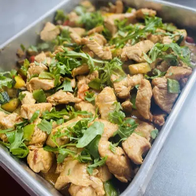Partyservice Dresden: Hähnchengeschnetzeltes mit Rucola und Tomaten