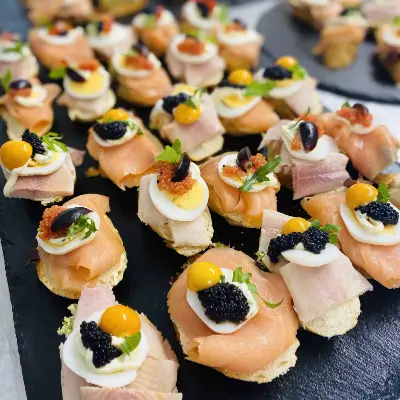 Partyservice Dresden: Räucherlachs-Kanapees mit Ei und Kaviar