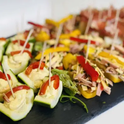 Partyservice Dresden: Gefüllte Zucchini-Schiffchen mit Paprika und Käsespieß