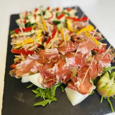 Partyservice Dresden: Serrano-Schinken-Spieße mit Melone und Rucola