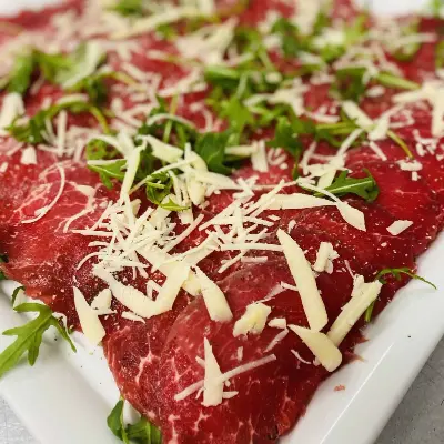 Partyservice Dresden: Rinder-Carpaccio mit Parmesan und Rucola