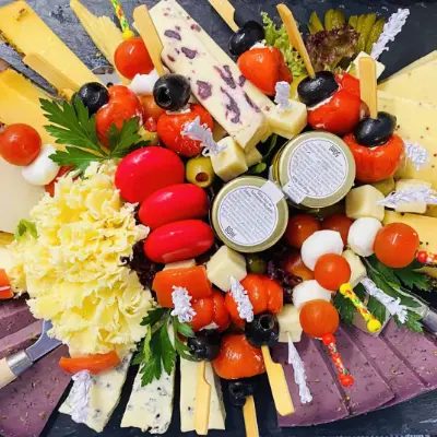 Partyservice Dresden: Käseplatte mit Tomaten, Oliven und Camembert